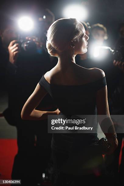 celebrity posant pour les paparazzi sur le tapis rouge - star photos et images de collection
