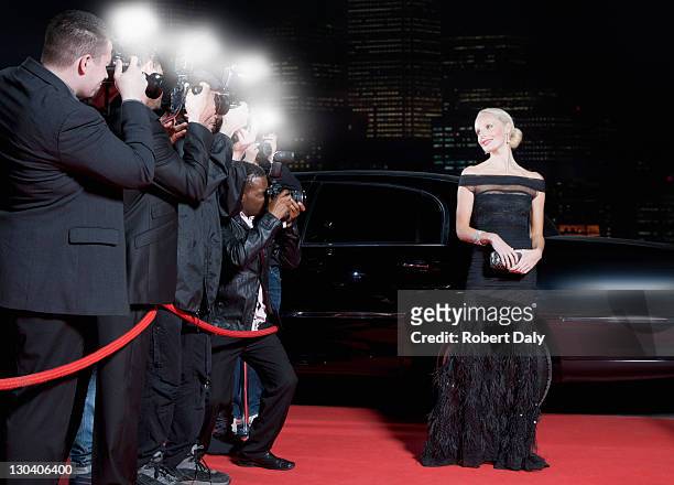celebrity posing for paparazzi on red carpet - paparazzi photographers stockfoto's en -beelden