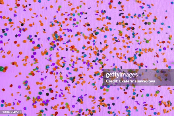 multi-colored mosaic texture. a bitmap seamless pattern with randomly scattered multicolored confetti on a pink background.  festive holiday design concept - confetti floor stockfoto's en -beelden