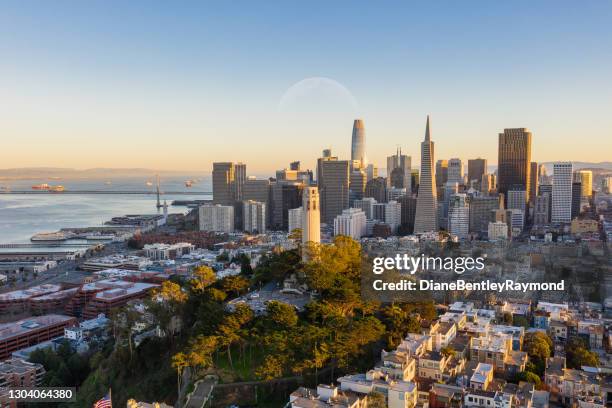 vista aérea de la torre coit y el distrito financiero - bahía de san francisco fotografías e imágenes de stock