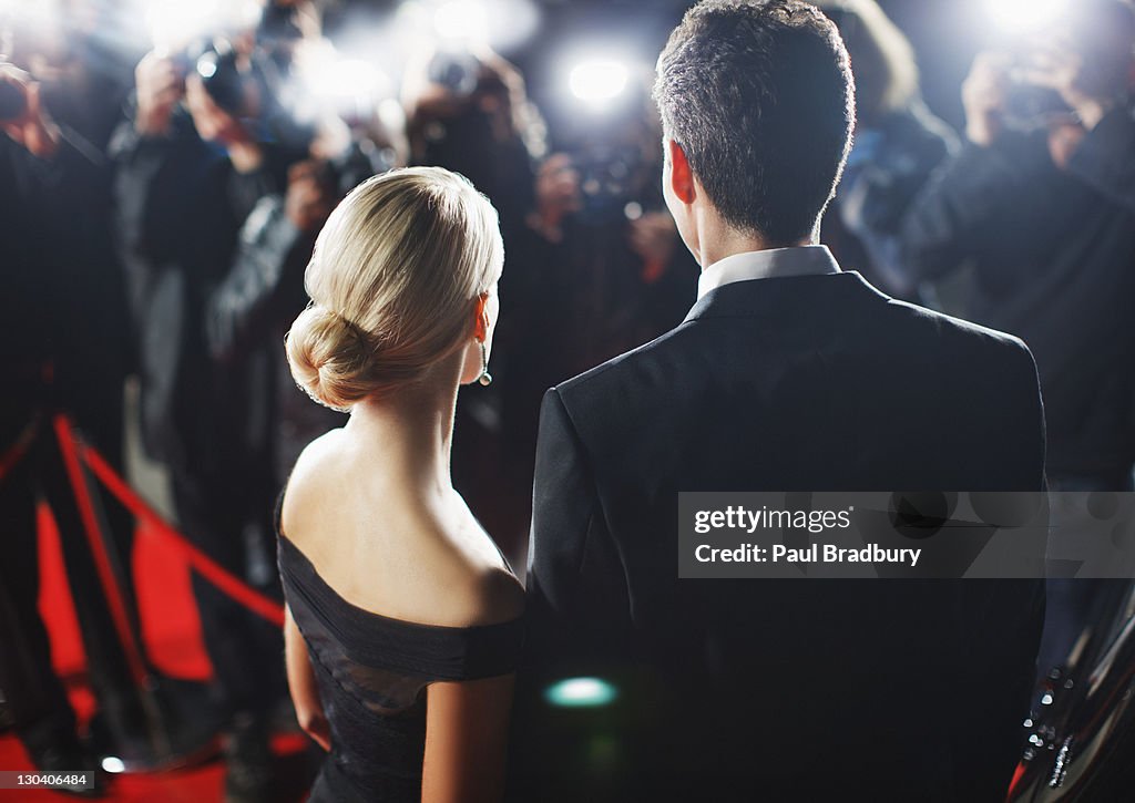 Prominente posieren für die paparazzi auf dem roten Teppich