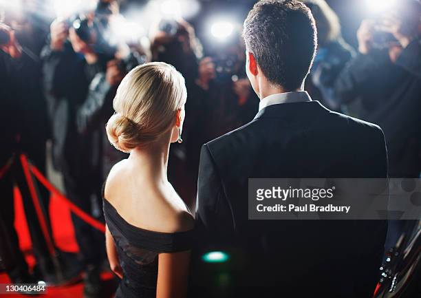 celebrità in posa per paparazzi sul red carpet - abbigliamento formale foto e immagini stock