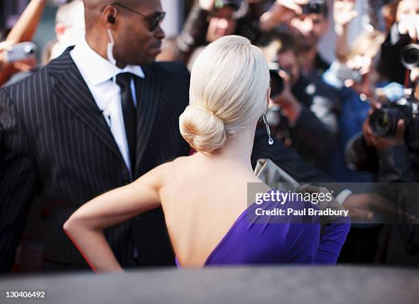 celebrity surgiendo en automóvil hacia paparazzi - premiere of the bodyguard arrivals fotografías e imágenes de stock