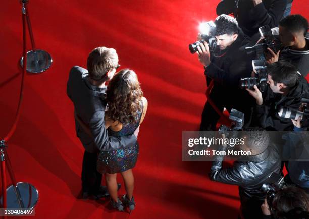 celebrities posing for paparazzi on red carpet - paparazzi photographers stockfoto's en -beelden