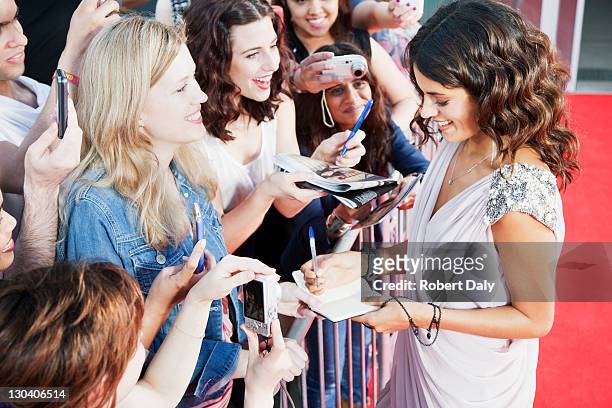firma autografi di celebrità su tappeto rosso - celebrità foto e immagini stock