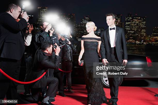celebrità in posa per paparazzi sul red carpet - red carpet foto e immagini stock