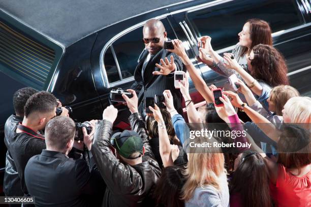 bodyguard protecting celebrity from paparazzi - actor photos 個照片及圖片檔