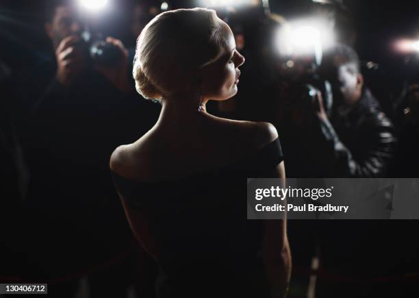 celebrity posing for paparazzi - black tie event stockfoto's en -beelden