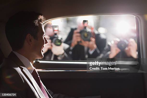 politiker lächeln für paparazzi in hektischen auto - star sessions stock-fotos und bilder