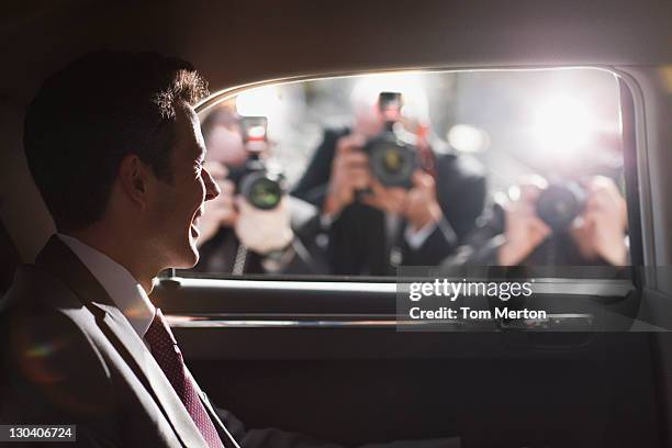 homme politique souriant à concilier backseat de voiture à - paparazzi photos et images de collection