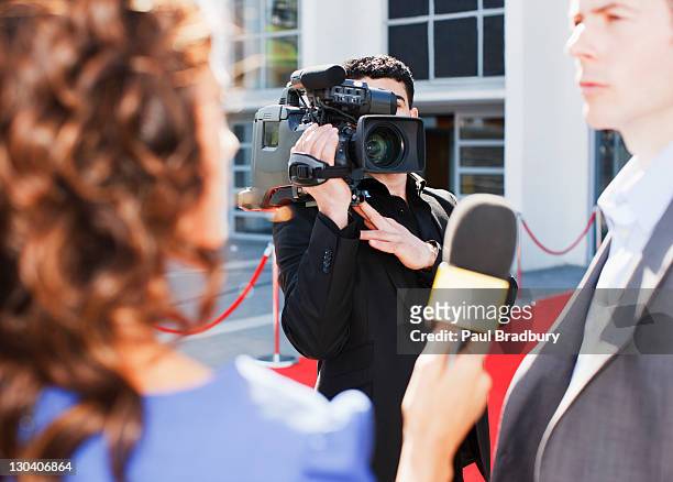 cameraman celebrity sur le tapis rouge ruban - london auditions red carpet arrivals photos et images de collection