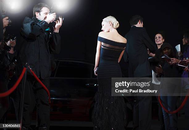 celebrity posing for paparazzi on red carpet - the intent uk premiere vip arrivals stockfoto's en -beelden