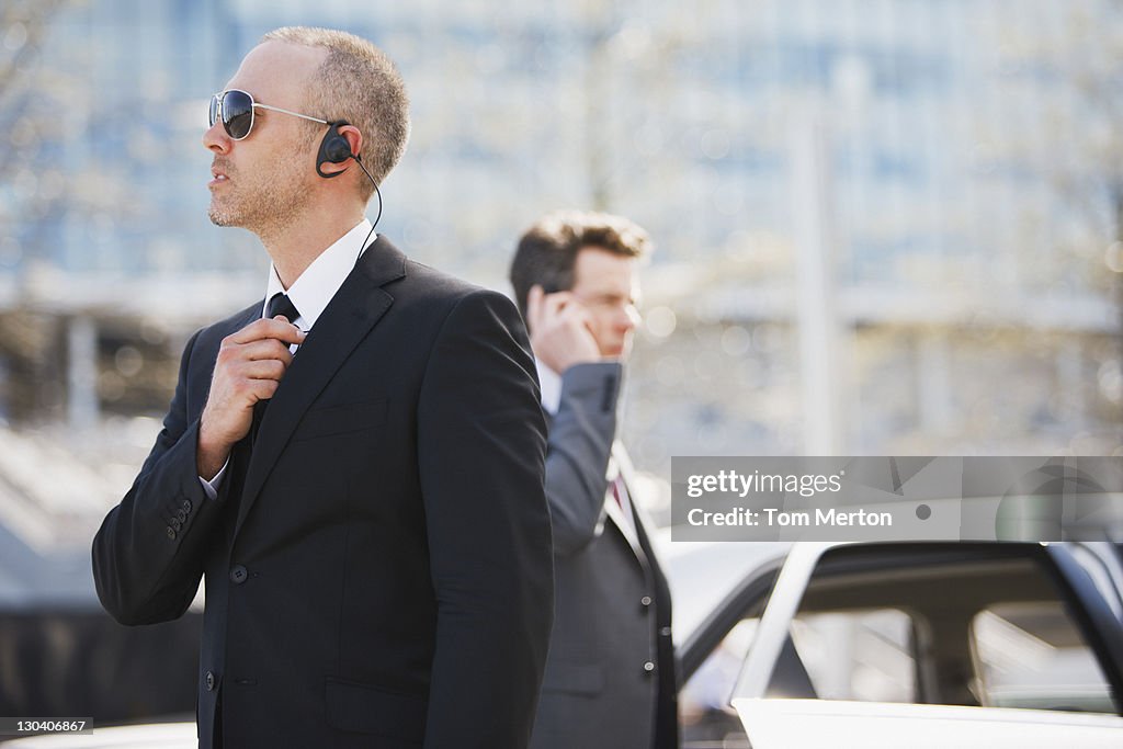 Leibwächter sprechen in Ohrhörer