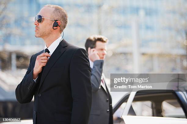 guardaespaldas hablando en auricular - bodyguard fotografías e imágenes de stock