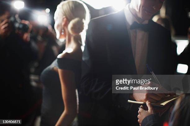 celebrity unterzeichnung autographs auf roten teppich - evening gown stock-fotos und bilder