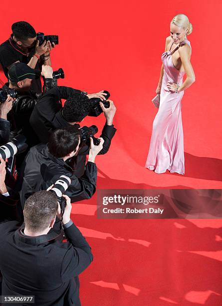 celebridades posando por paparazzi no tapete vermelho - paparazzi photographer imagens e fotografias de stock