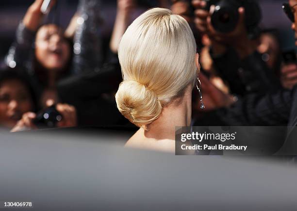 nahaufnahme von celebrity-frisur - paparazzo stock-fotos und bilder