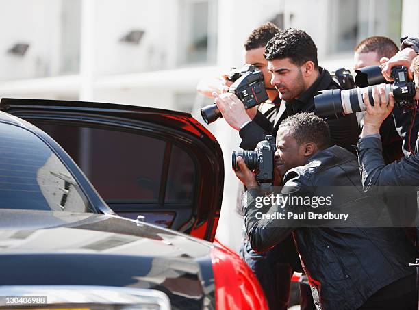 paparazzi tomando fotos de famosos en automóvil - paparazzo fotografías e imágenes de stock