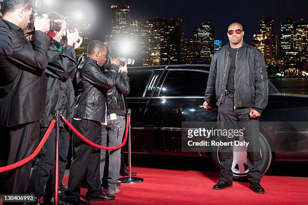 leibwächter eröffnung limo tür auf roten teppich - red carpet event stock-fotos und bilder