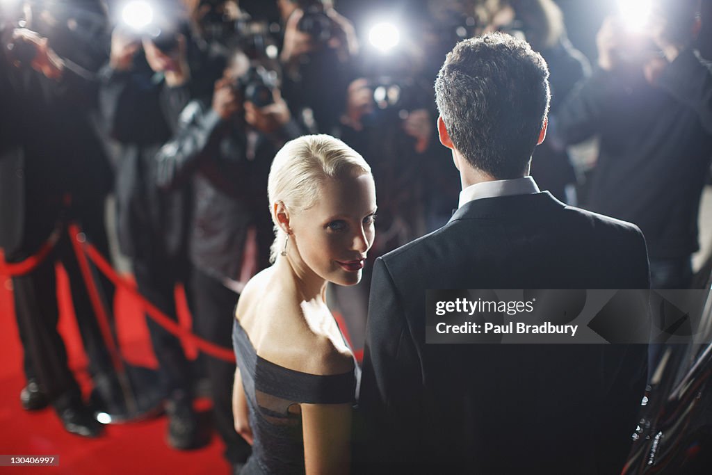 Celebrità in posa per paparazzi sul red carpet