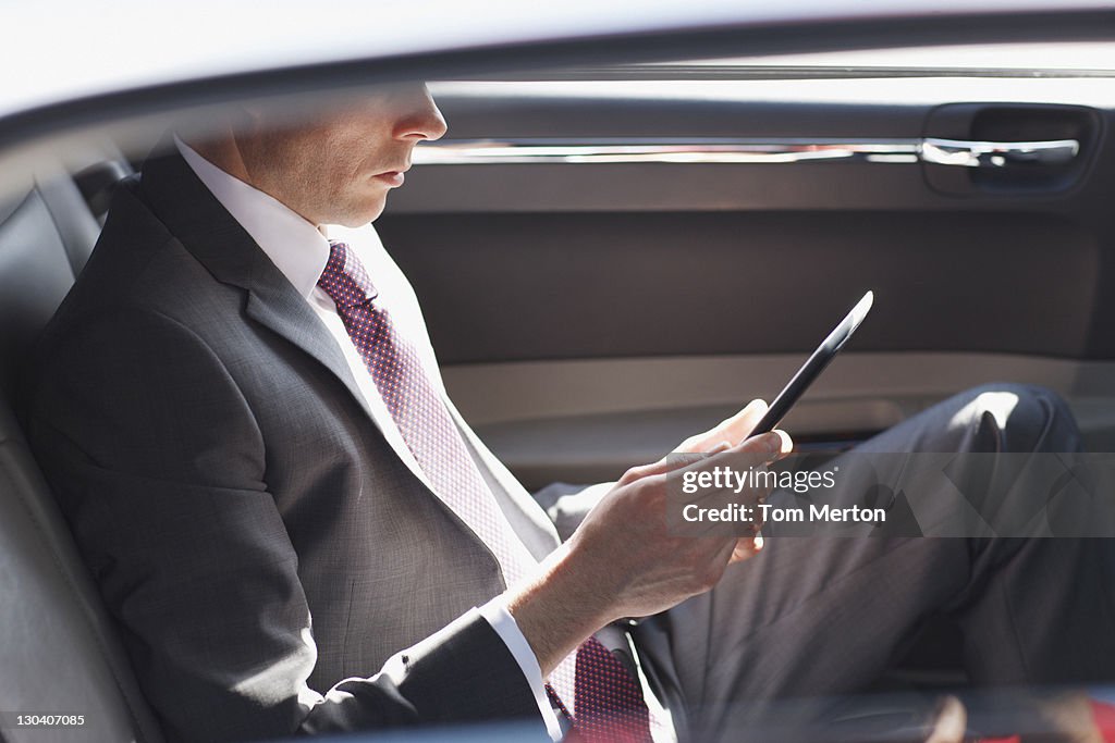 Homme politique lecture backseat de voiture