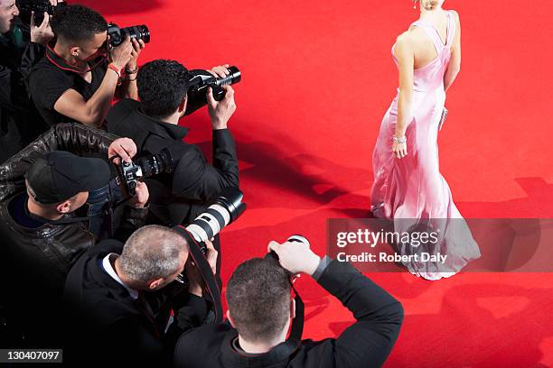 prendre des photos de célébrités paparazzi sur le tapis rouge - evening gown photos et images de collection