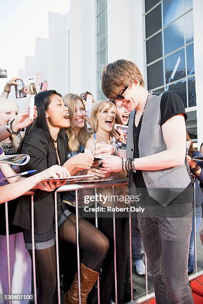 Autograph Queue Autograph Crowd Photos and Premium High Res Pictures - Getty Images