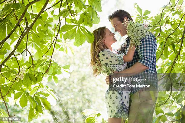 couple hugging in forest - gezicht aan gezicht stockfoto's en -beelden