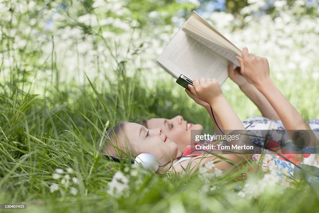 Madre e hija relajante al aire libre