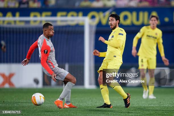 Daniel Parejo of Villarreal CF plaus the ball past Antoine Bernede of RB Salzburg during the UEFA Europa League Round of 32 second leg match between...