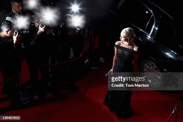 celebrity posieren für die paparazzi auf dem roten teppich - evening gown stock-fotos und bilder