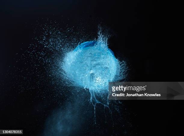 exploding blue water balloon - london spring stockfoto's en -beelden