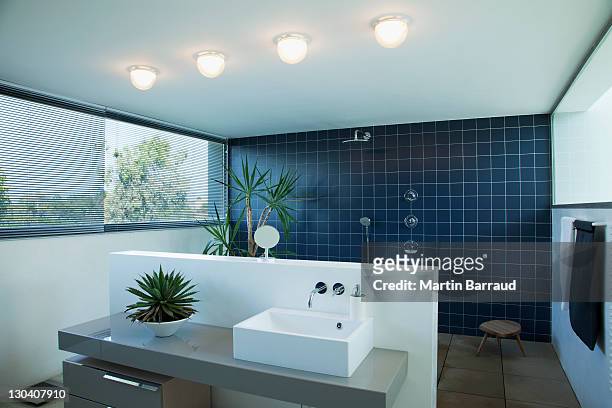 tiled open shower in modern bathroom - domestic bathroom stockfoto's en -beelden