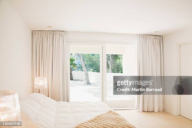porte scorrevoli della moderna camera da letto - curtain foto e immagini stock