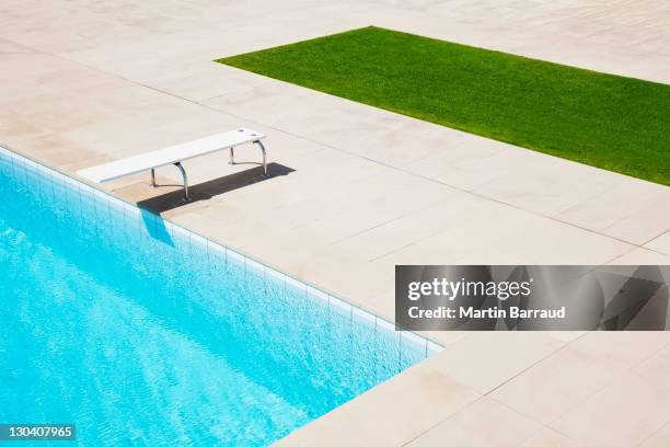 wassersprung-brett auf den pool - schwimmbeckenrand stock-fotos und bilder