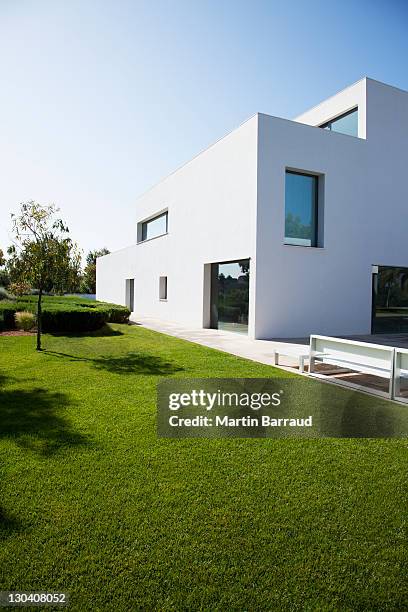 rasen des modernen haus - modern home exterior stock-fotos und bilder