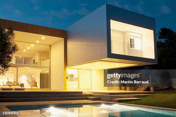 piscina exterior casa moderna no crepúsculo - casa de campo estrutura construída imagens e fotografias de stock