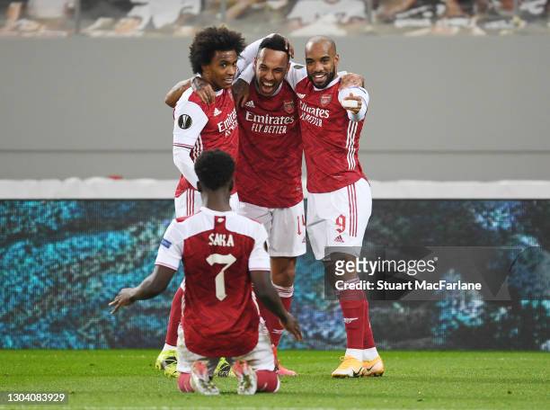 Pierre-Emerick Aubameyang celebrates scoring the 3rd Arsenal goal with Willian, Alex Lacazette and Bukayo Saka during the UEFA Europa League Round of...