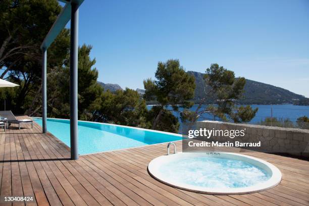 piscine et bain à remous sur la terrasse - bain à remous photos et images de collection