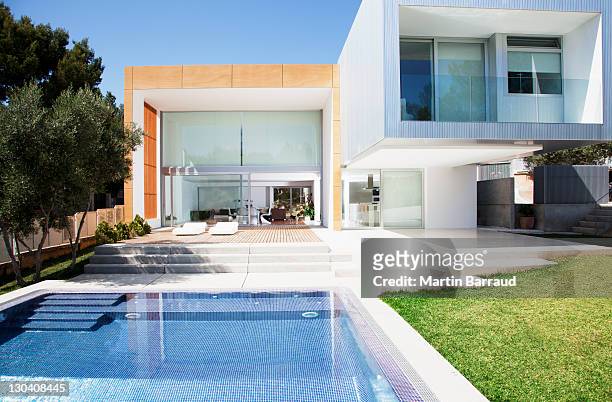 pool outside modern house - villa pool stockfoto's en -beelden