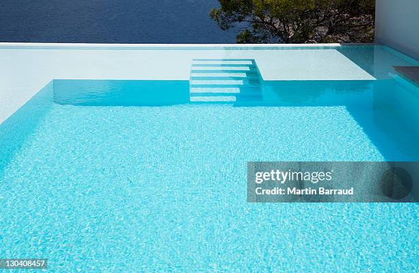 unterwasser schritte in infinity-pool - infinity pool stock-fotos und bilder