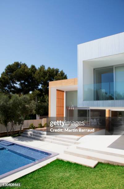 pool outside modern house - villa pool stockfoto's en -beelden