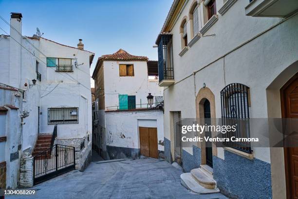 narrow streets in the historic center of guadix, spain - granada spanien stock-fotos und bilder