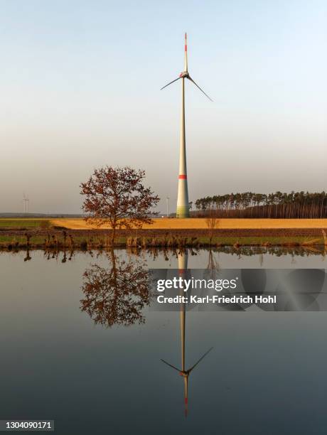 turbina eólica - fábricas tradicionales fotografías e imágenes de stock