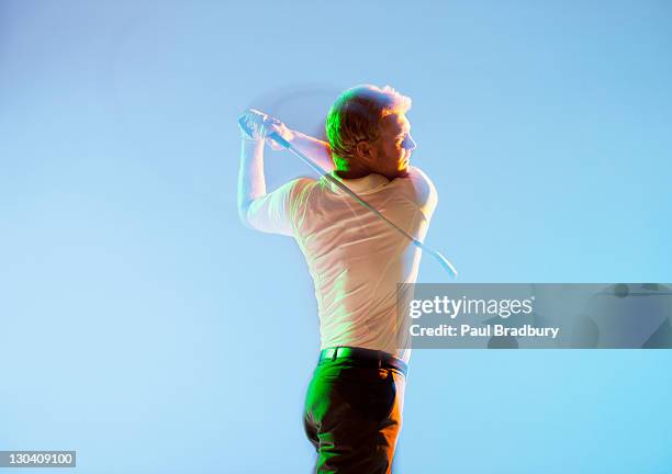 blurred view of golf player swinging club - golf club 個照片及圖片檔