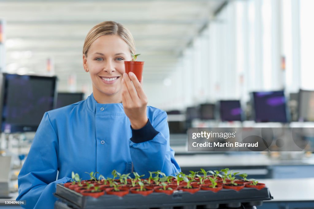 Scientifique avec Plante en pot en lab