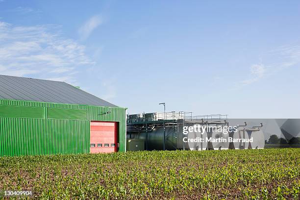 tanques de almacén en paisaje rural al - edificio agrícola fotografías e imágenes de stock