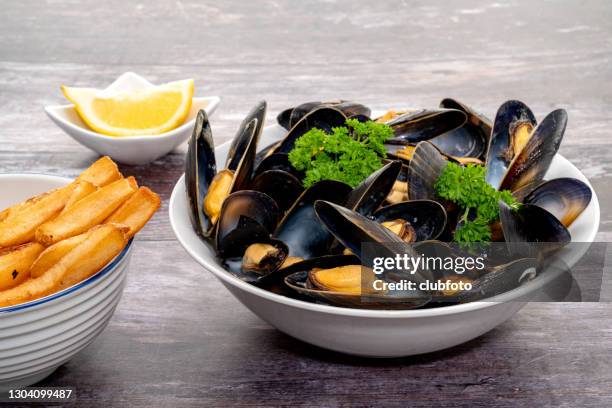 musslor med pommes frites eller pommes frites - mussels bildbanksfoton och bilder