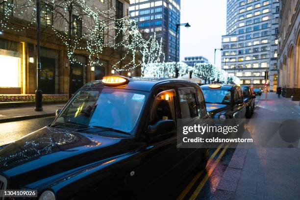 táxis pretos de londres esperando na fila na rua da cidade - taxi de londres - fotografias e filmes do acervo