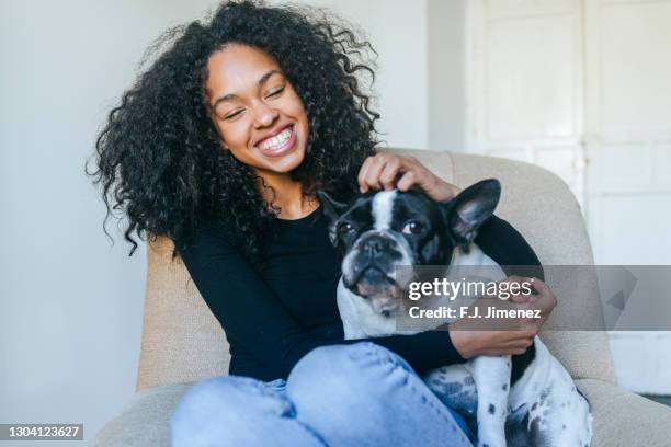 young woman sitting next to her dog - chien et maitre photos et images de collection